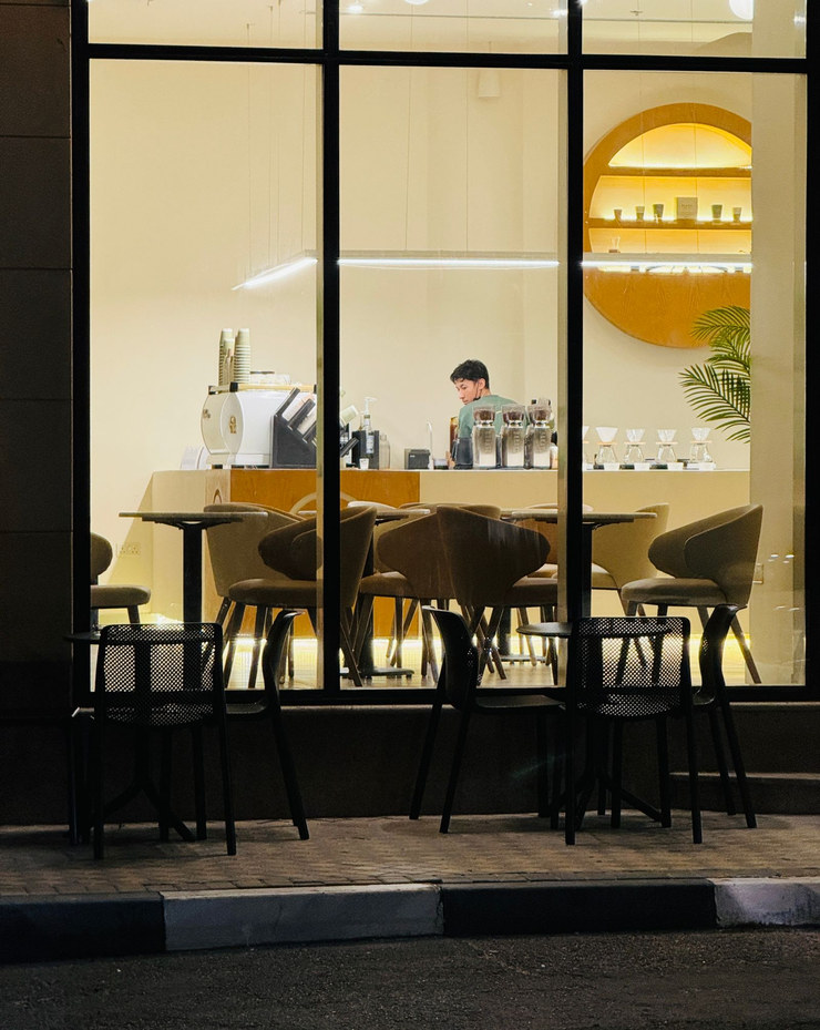 A Khobar café in the evening, the barista preparing behind the counter.